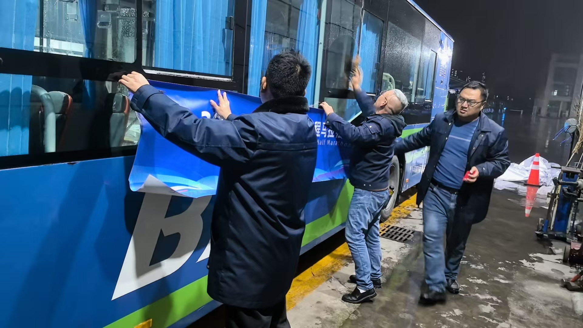 夜幕下的堅(jiān)守--佳連公交為連島半程馬拉松保駕護(hù)航！