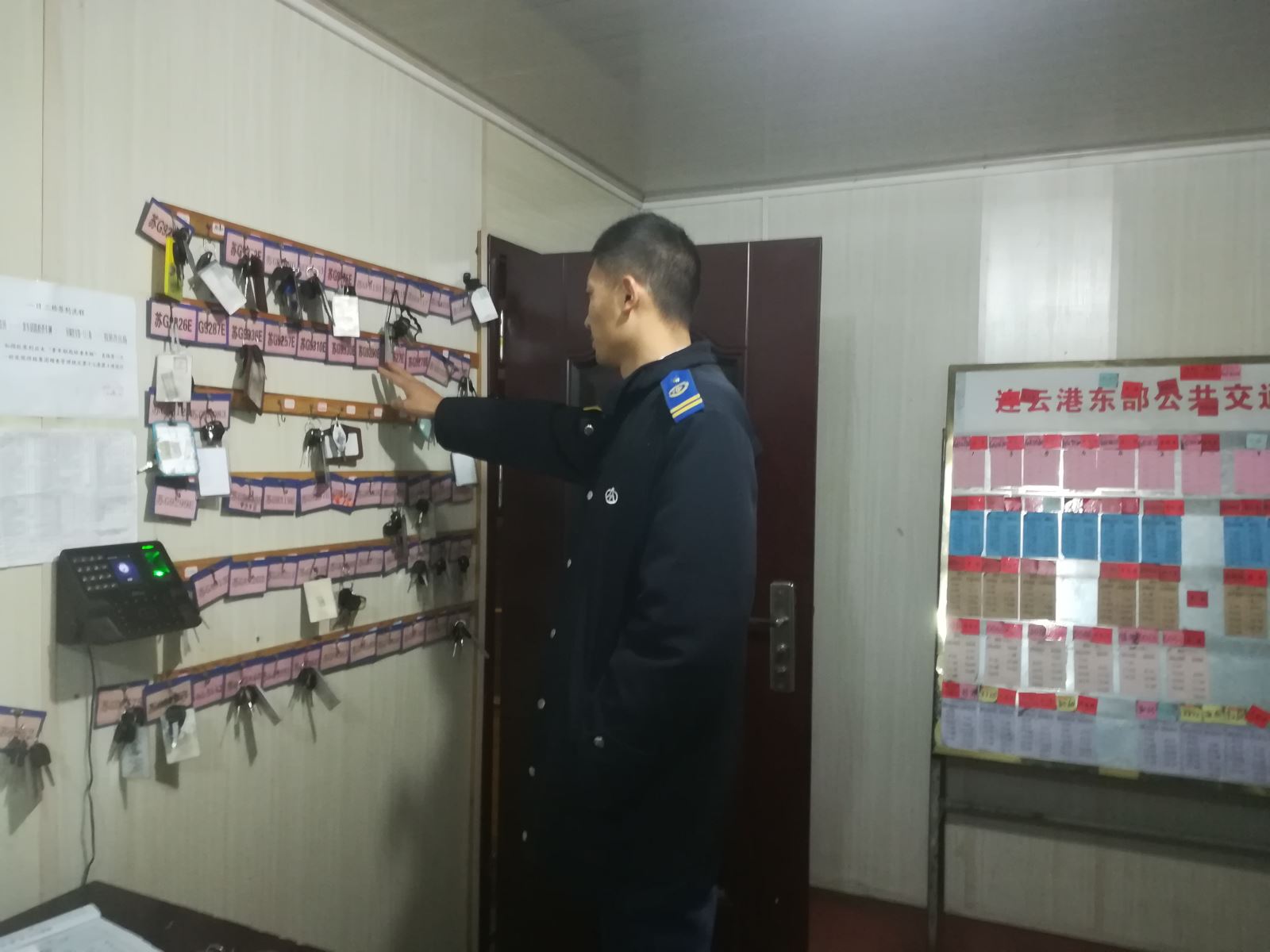 公交集團(tuán)東部公司持續(xù)開展場(chǎng)站夜間專項(xiàng)檢查