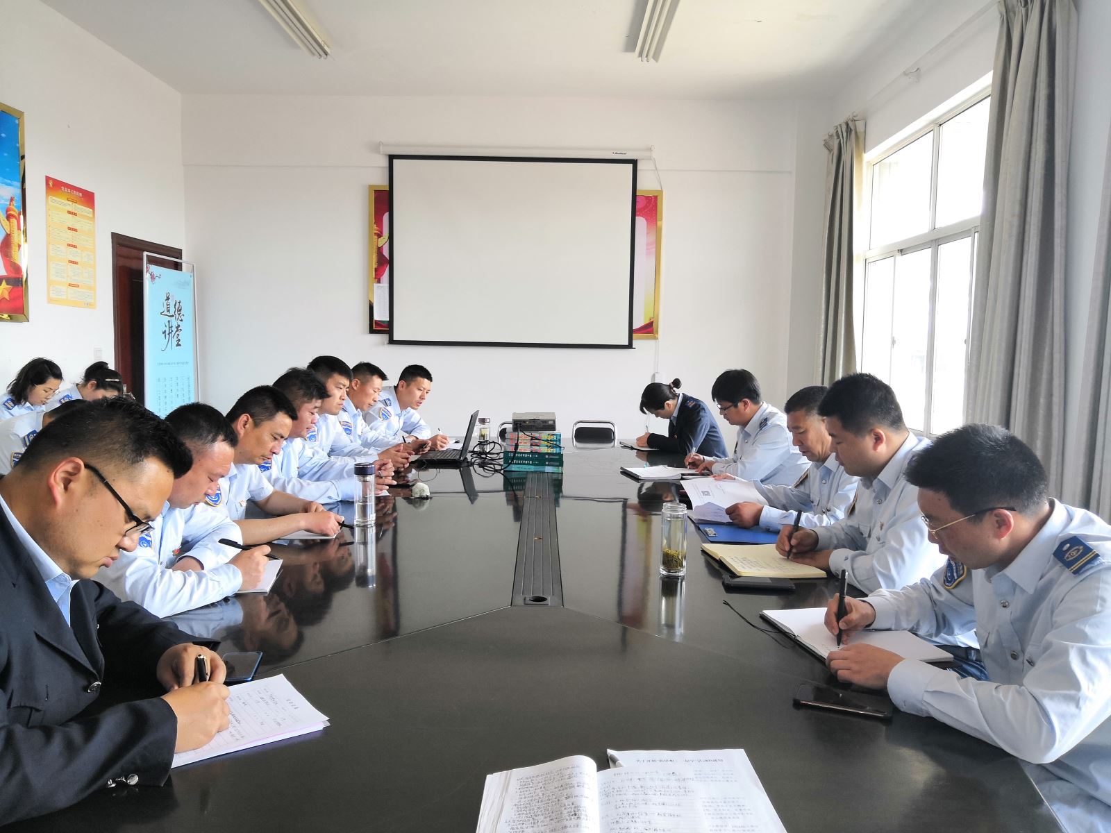 公交集團(tuán)公交事業(yè)二部召開(kāi)黨員積分記實(shí)管理工作專(zhuān)題會(huì)議