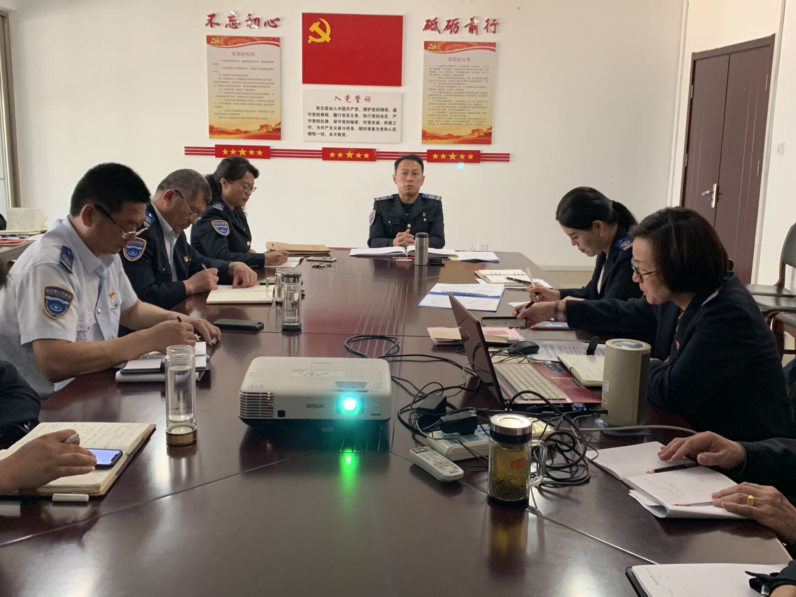 “學(xué)懂黨內(nèi)法規(guī)，建強(qiáng)組織體系”公交集團(tuán)快速公交事業(yè)部開(kāi)展主題黨日活動(dòng)