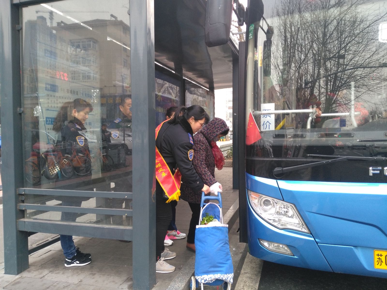 公交集團(tuán)東部公司開(kāi)展進(jìn)站臺(tái)學(xué)雷鋒志愿服務(wù)活動(dòng)