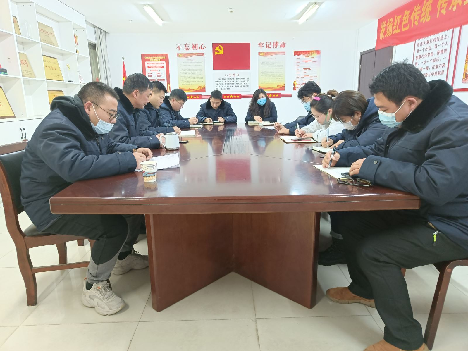 公交集團快速公交事業(yè)部召開運營生產工作會議