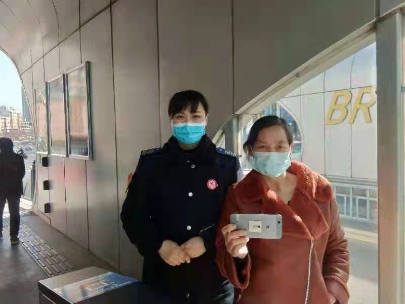 快速公交事業(yè)部站務(wù)員聯(lián)手幫助乘客找到丟失的手機(jī)獲感謝