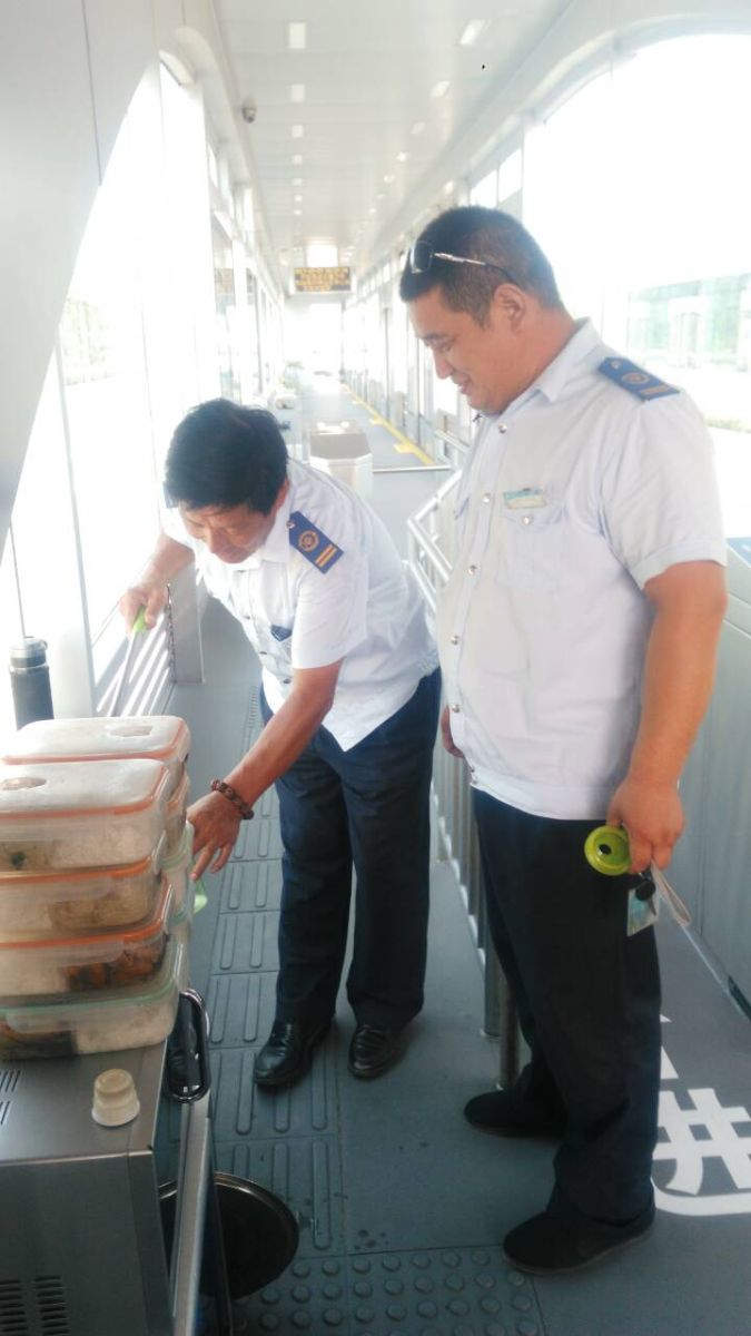 公交快速公司開展 “送一碗綠豆湯，清涼一個盛夏”活動