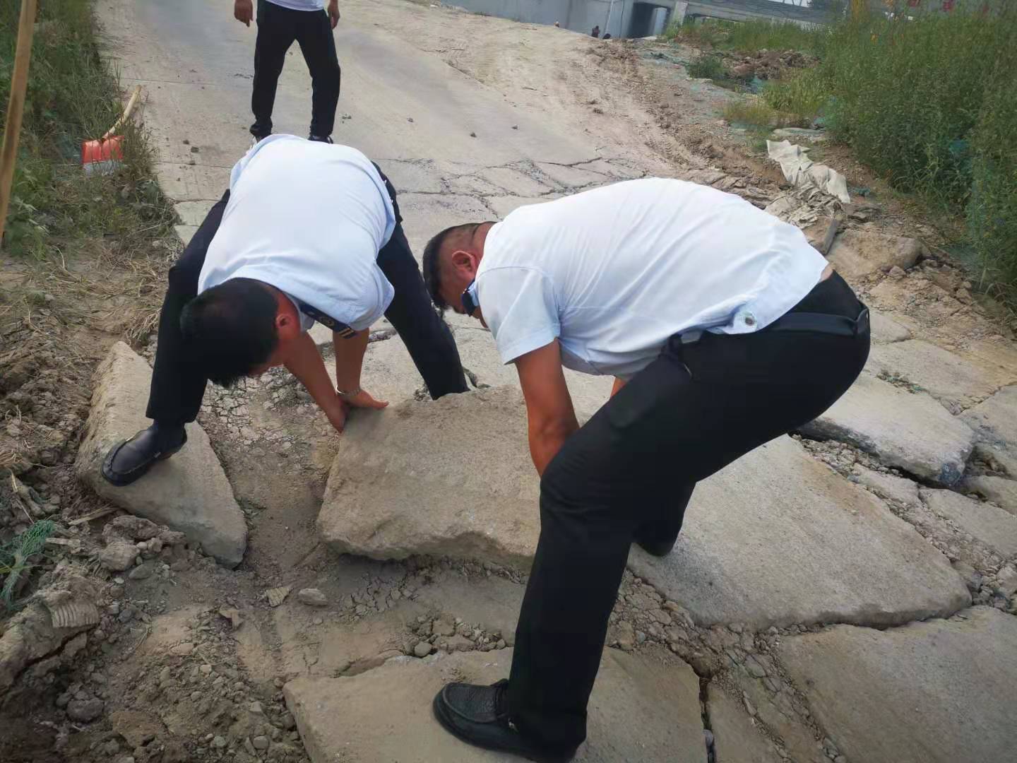 公交集團經營發(fā)展事業(yè)部開展公交場站地面破損修復工作