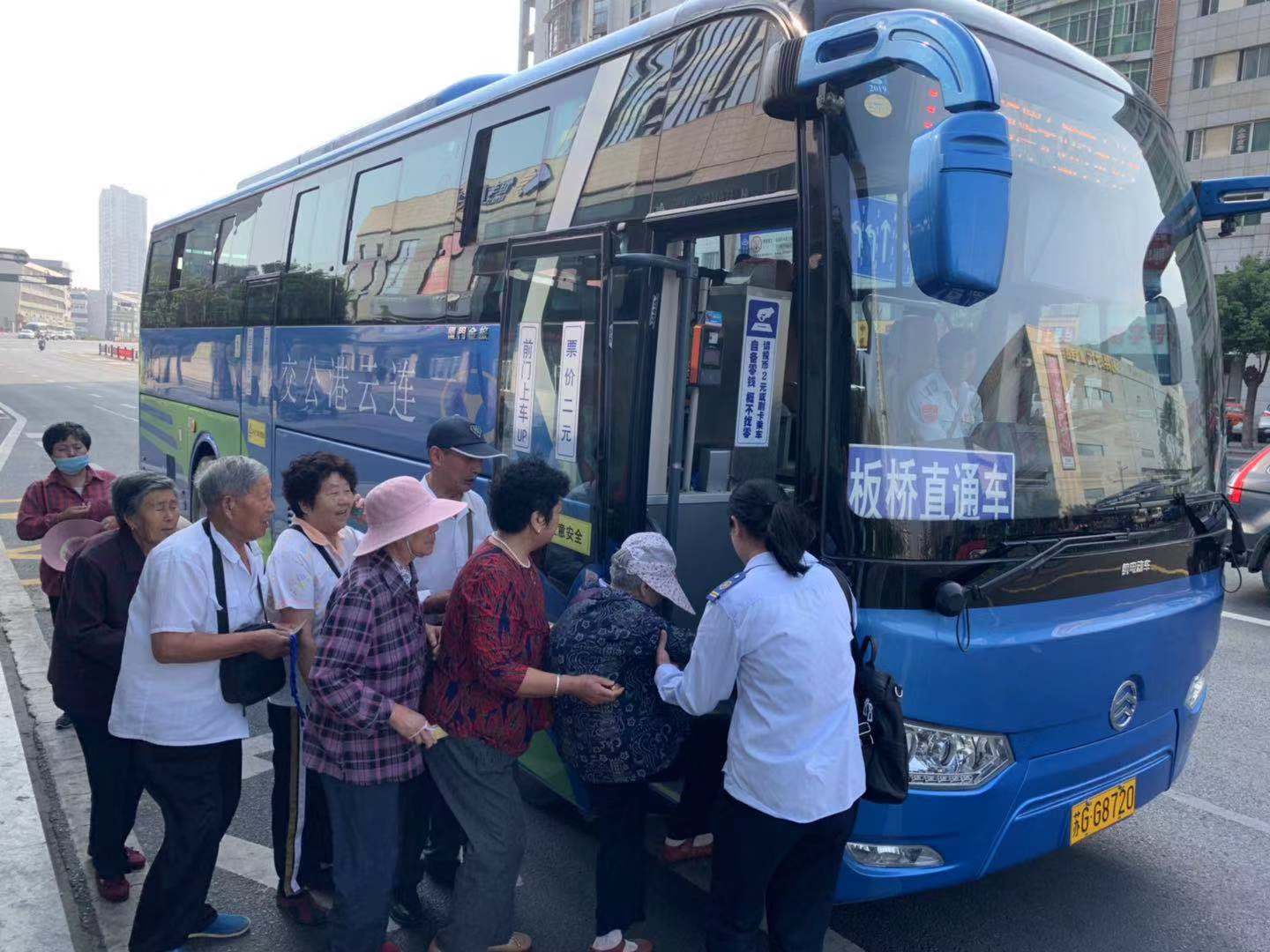 公交集團(tuán)開展關(guān)愛殘疾人無障礙乘車及“平安迎國慶”活動