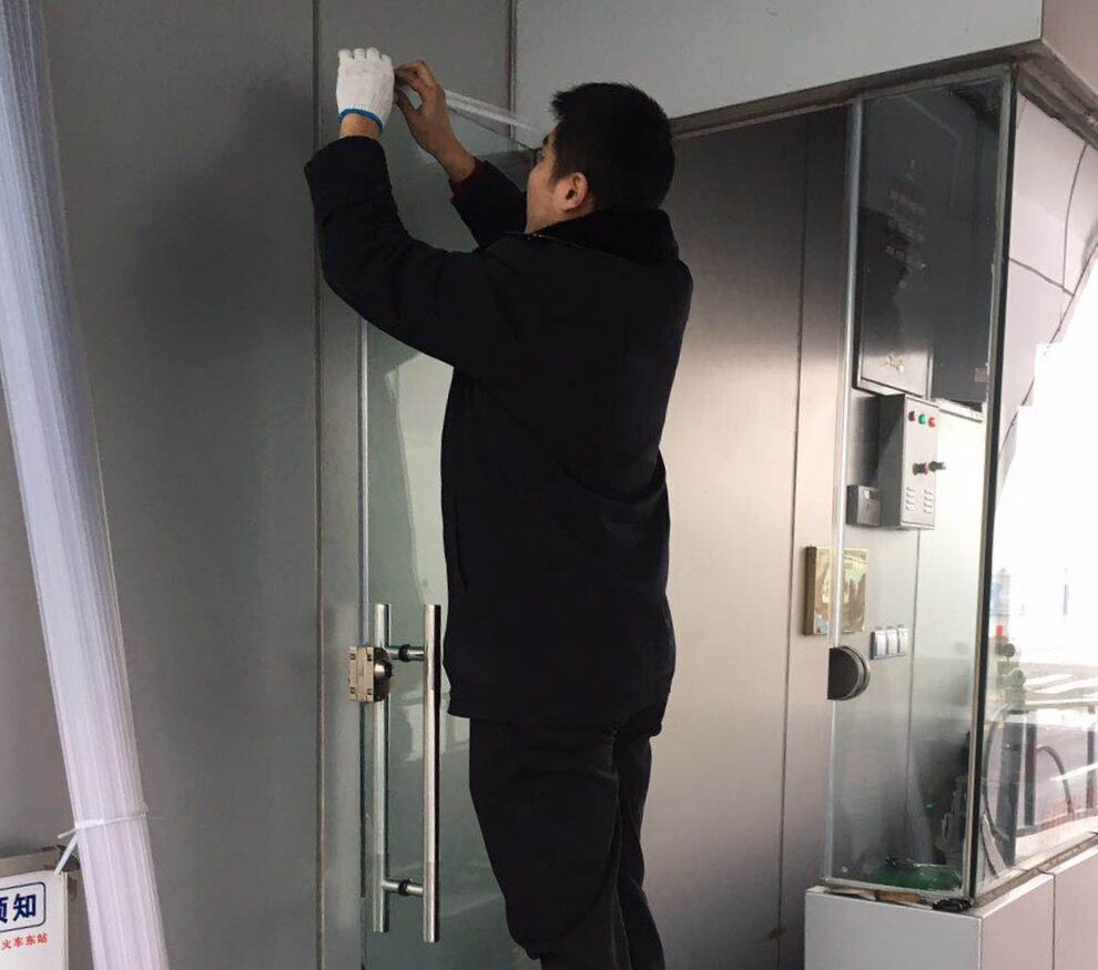 公交集團(tuán)快速公司統(tǒng)一安裝站臺票房門玻璃門條