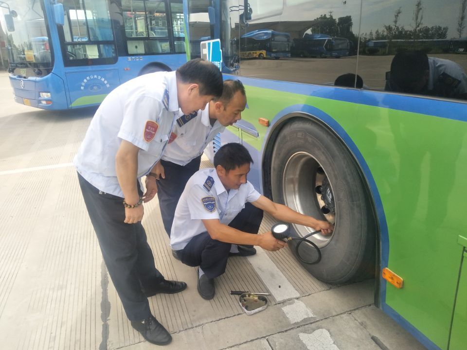 公交集團(tuán)快速公司開展車輛輪胎專項檢查工作