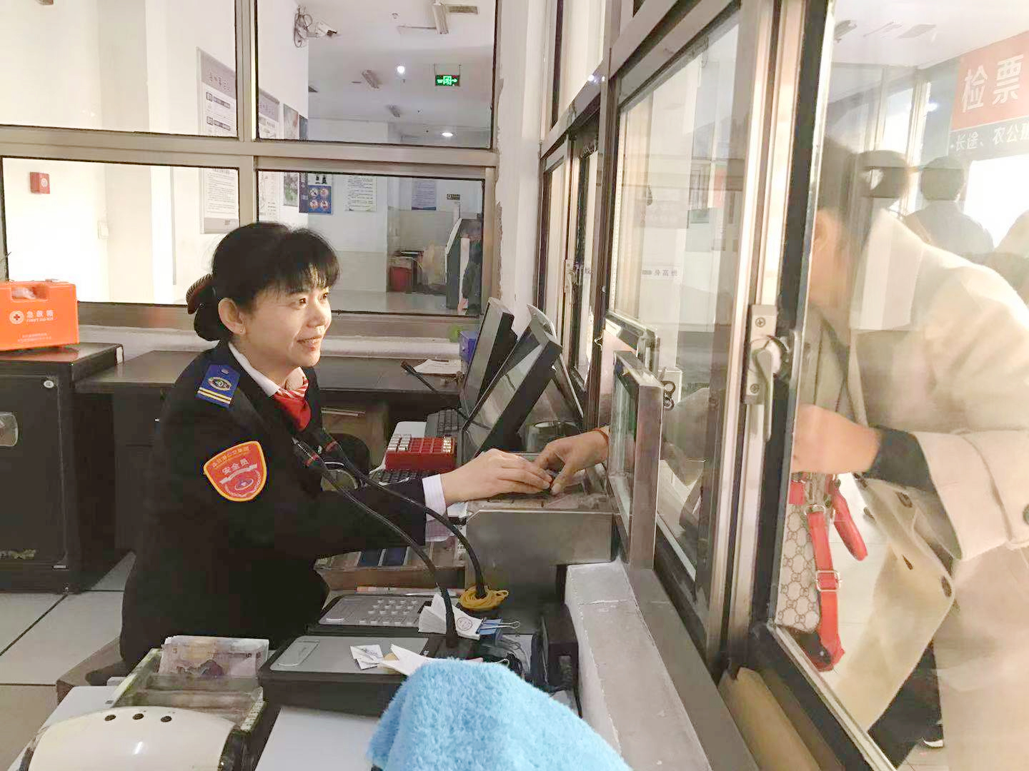 公交集團(tuán)快速公司站務(wù)員默默奉獻(xiàn)為乘客服務(wù)