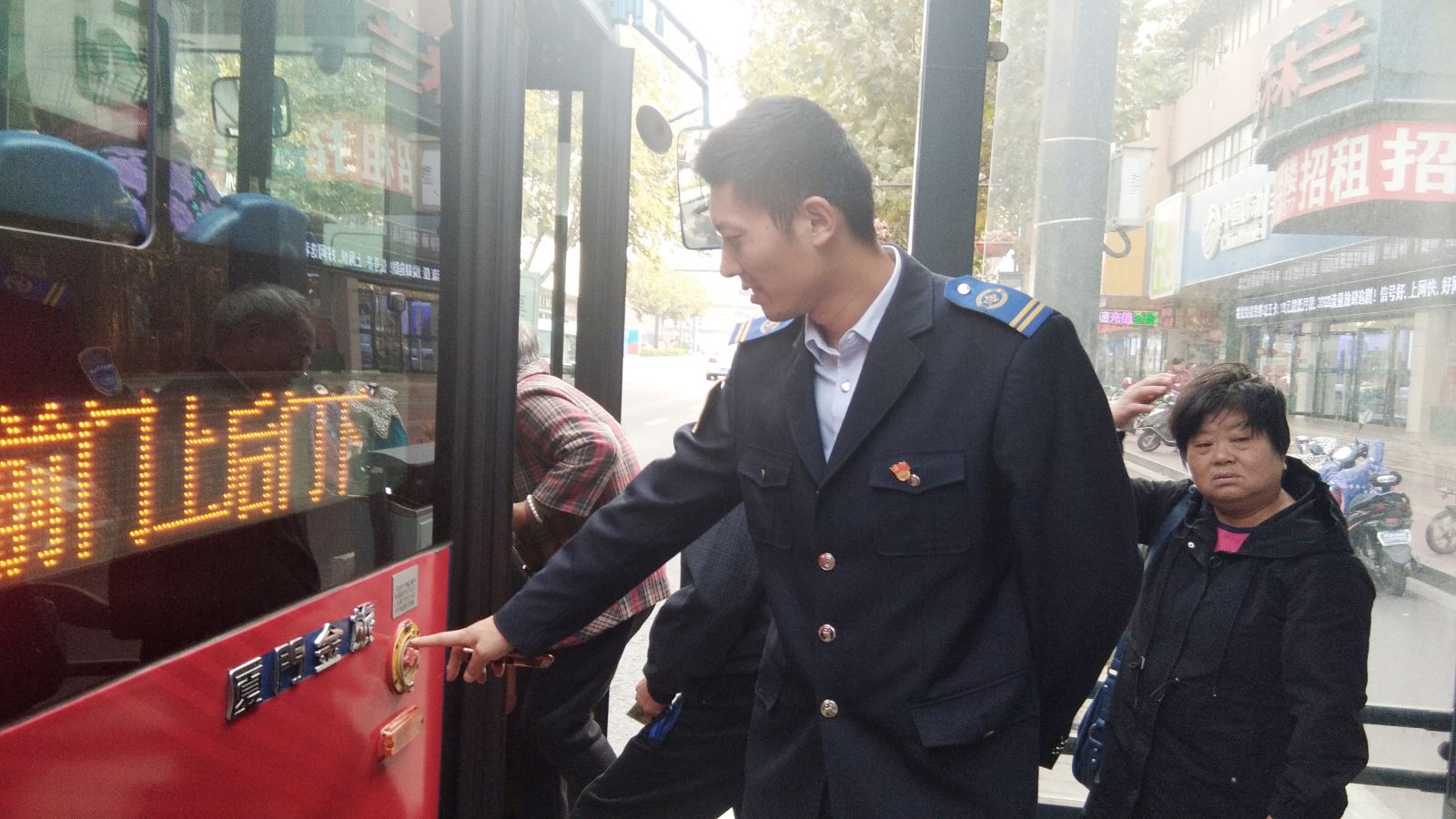 公交集團(tuán)東部公司開展秋季上路上線安全檢查