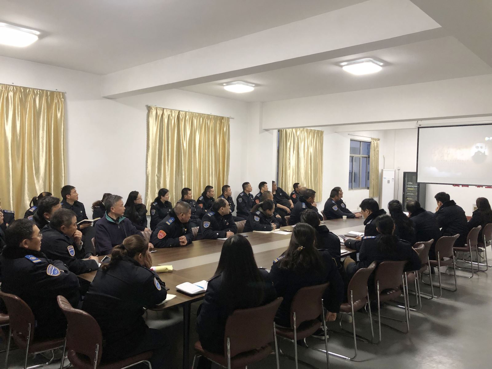 “緬懷先烈憶初心、傳承精神勇?lián)?dāng)”——公交集團(tuán)各支部開(kāi)展形式多樣的主題黨日活動(dòng)