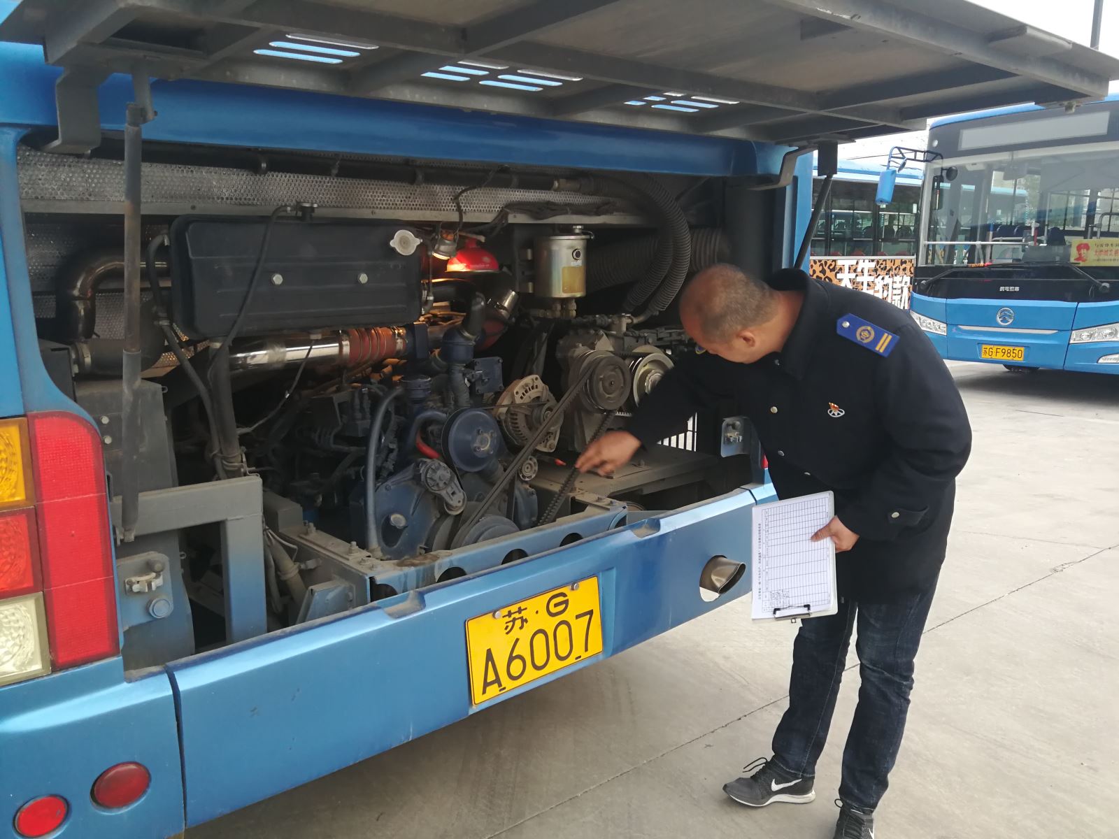 公交集團(tuán)公交事業(yè)一部開(kāi)展“五一”小長(zhǎng)假車(chē)輛機(jī)務(wù)專(zhuān)項(xiàng)檢查