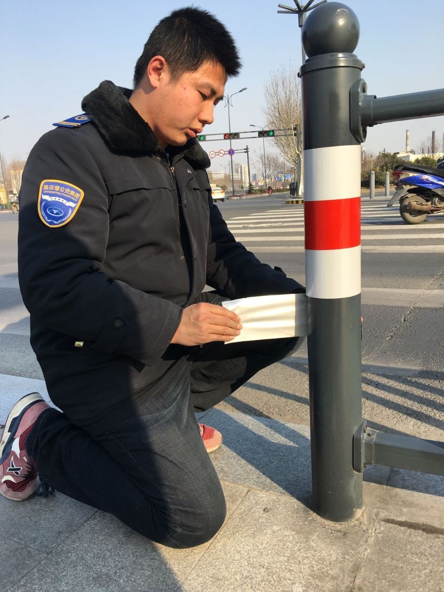 公交快速公司總務(wù)科統(tǒng)一粘貼反光貼 保障BRT站臺運營安全