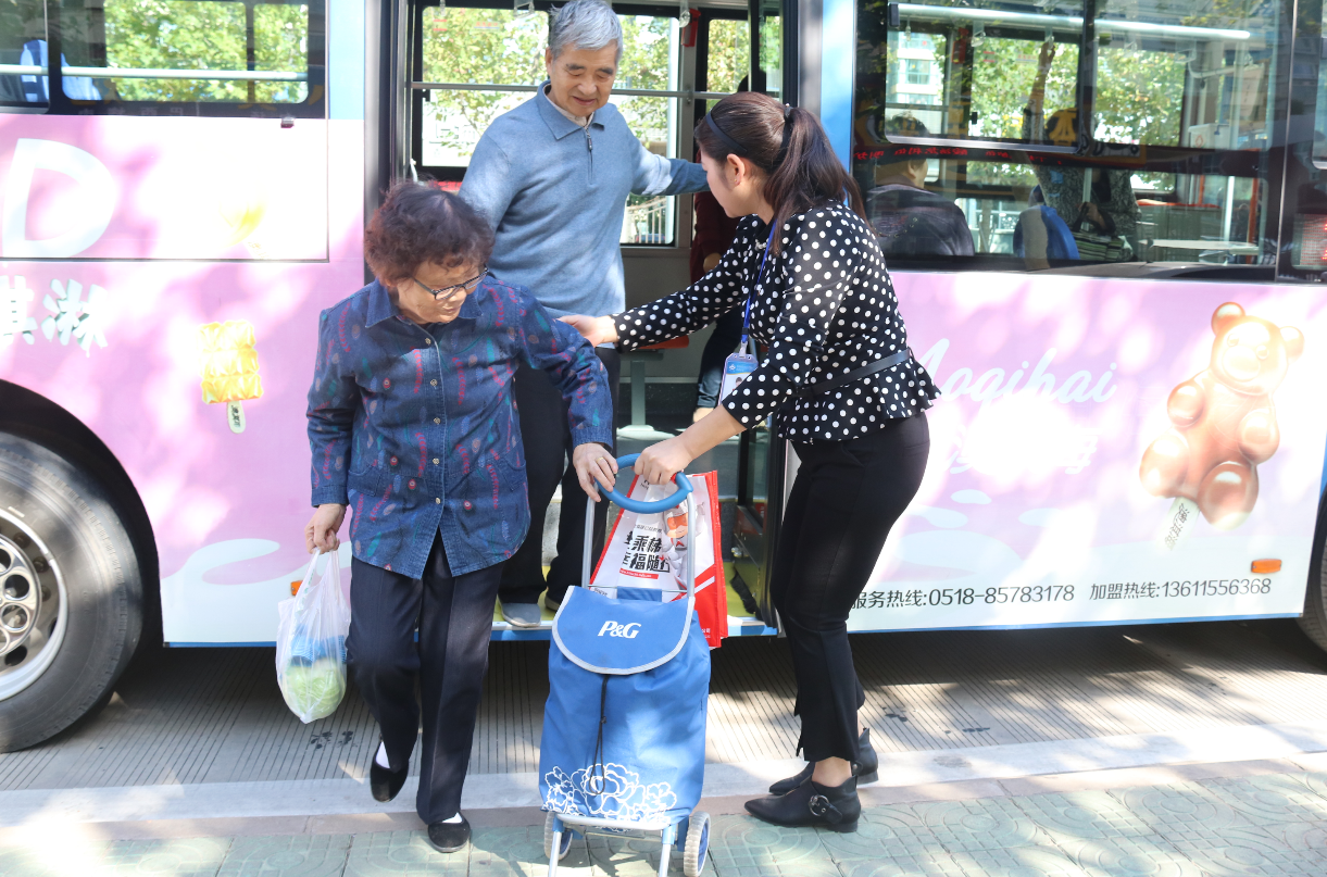 公交新浦公司重陽(yáng)節(jié)上路上線服務(wù)