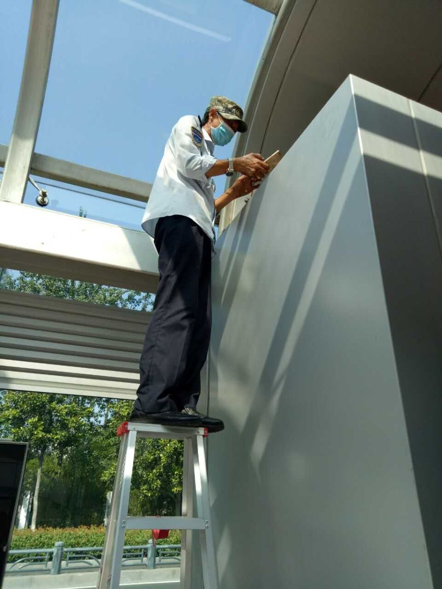 公交快速公司總務(wù)科不畏高溫酷暑 全力奮戰(zhàn)站臺(tái)創(chuàng)文一線(xiàn)