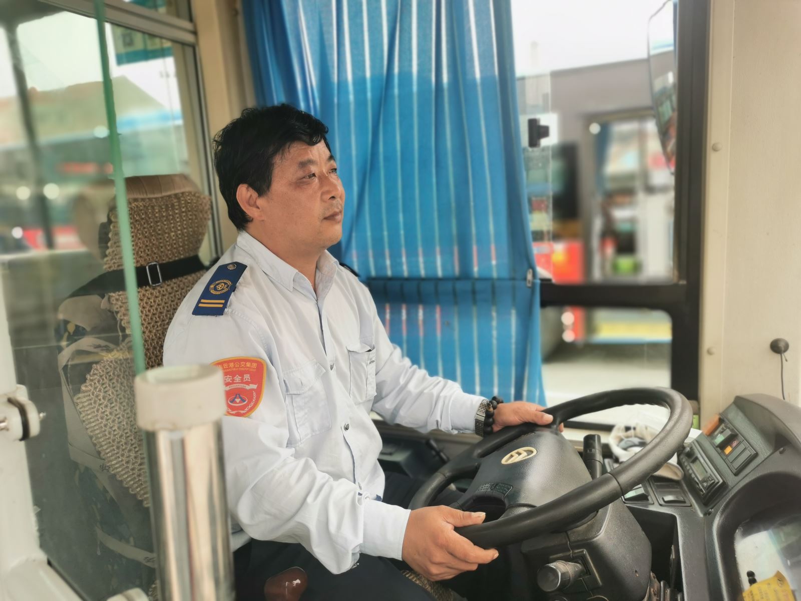 公交集團(tuán)公交事業(yè)一部25路駕駛員王炳春拾金不昧受表揚