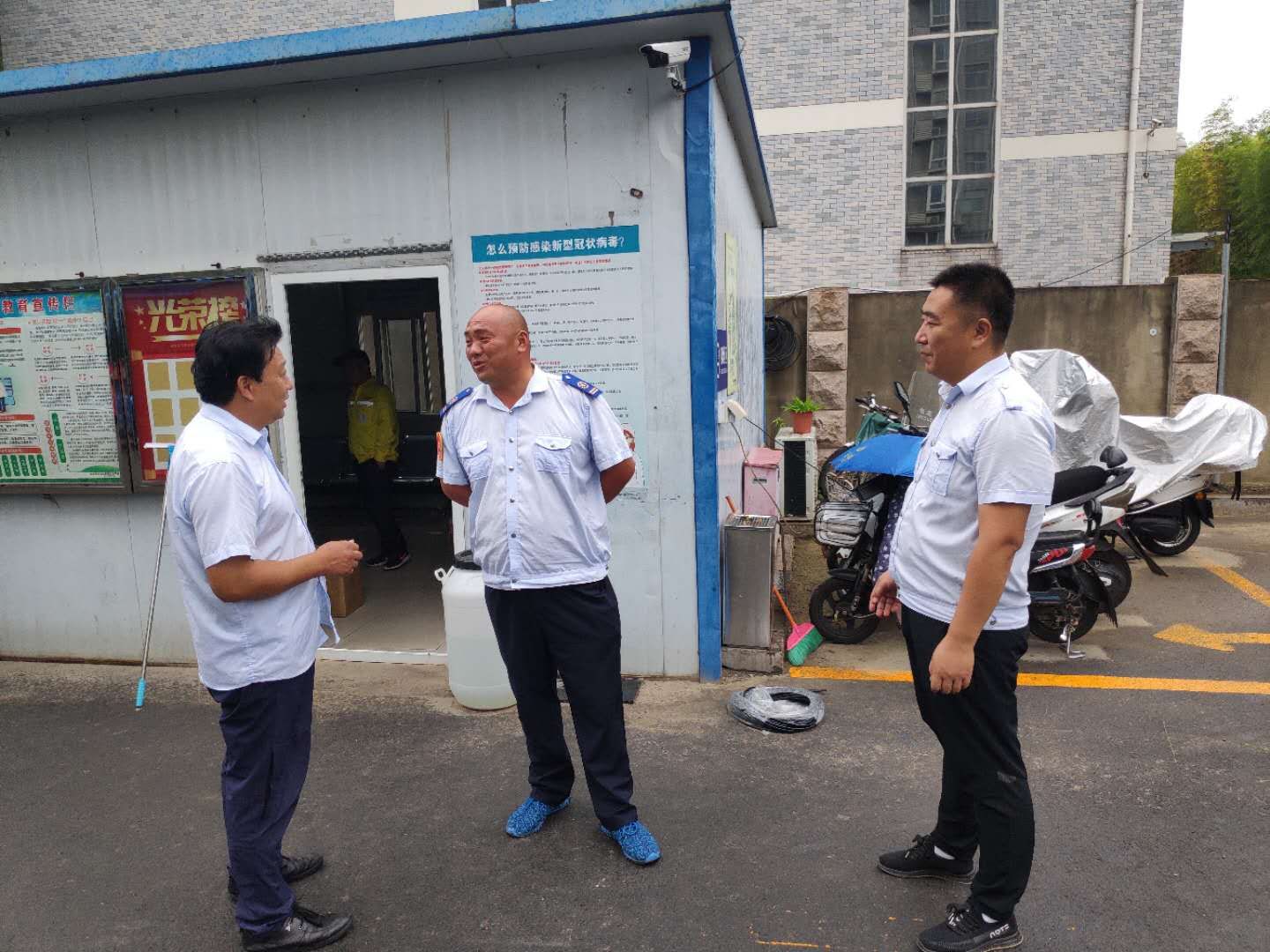 公交集團(tuán)公交事業(yè)一部雨天創(chuàng)文不放松 加強創(chuàng)文現(xiàn)場交代