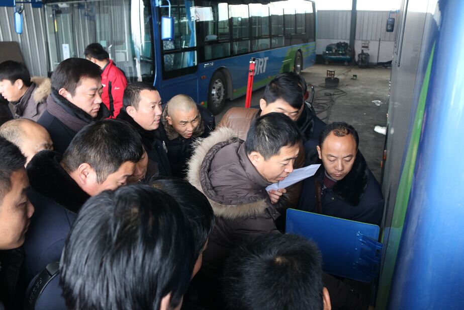 公交BRT公司組織駕駛員進(jìn)行電動車輛崗前培訓(xùn)