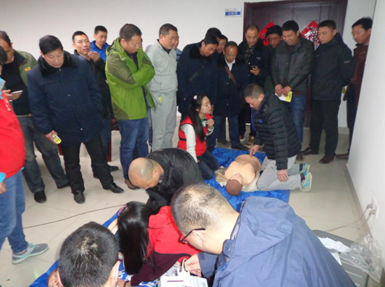 市紅十字會對公交快速公司駕駛員進行應急救護培訓