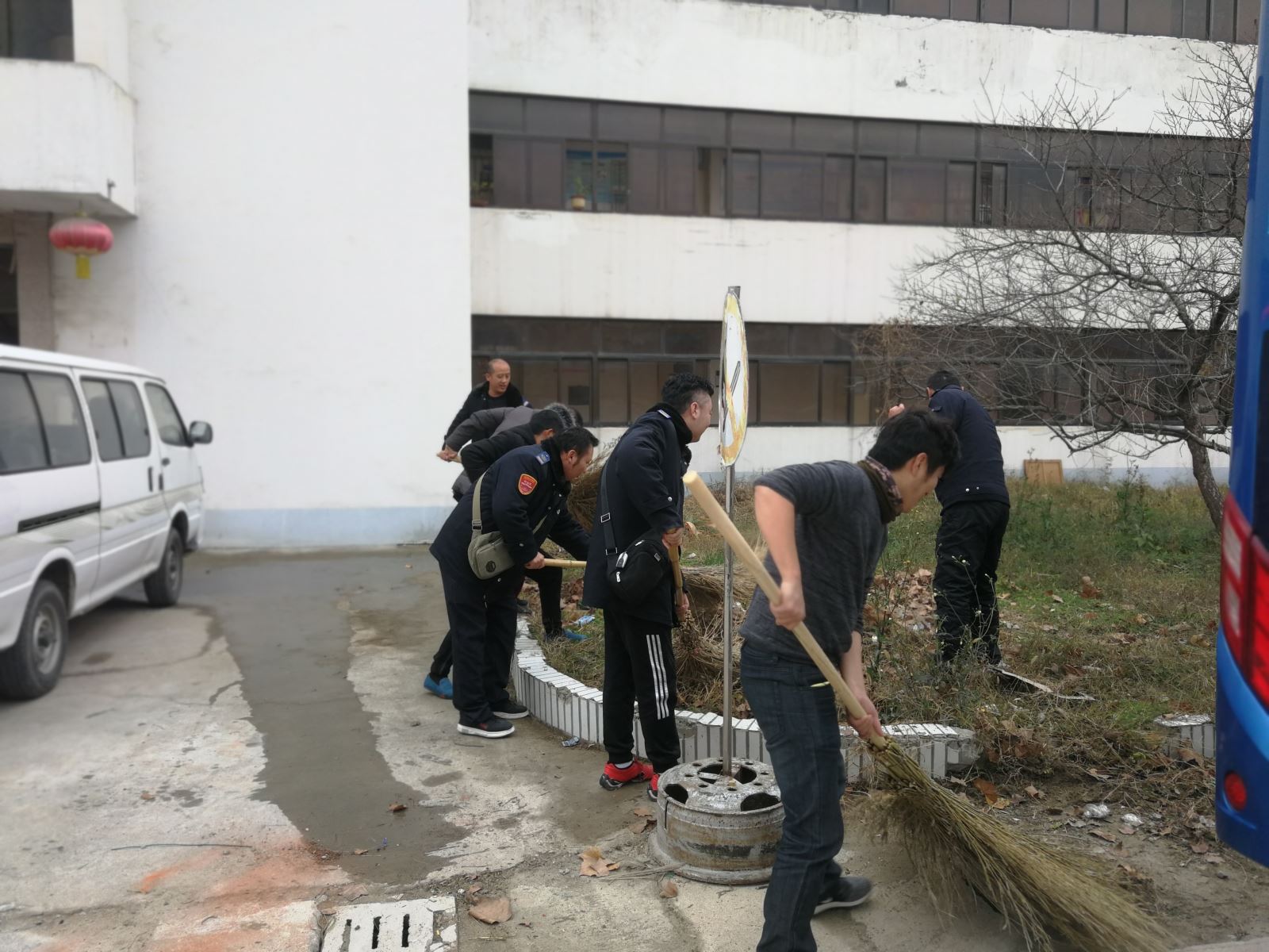 公交集團(tuán)海通公交公司助力創(chuàng)文工作清掃華威停車場場站落葉