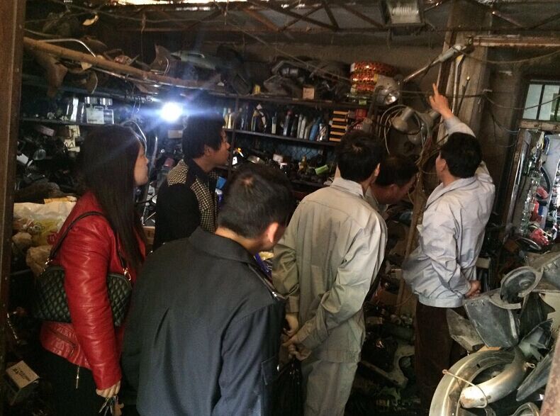 公交維修公司黨員干部協(xié)助社區(qū)開展街道“安檢、違章”治理活動(dòng)