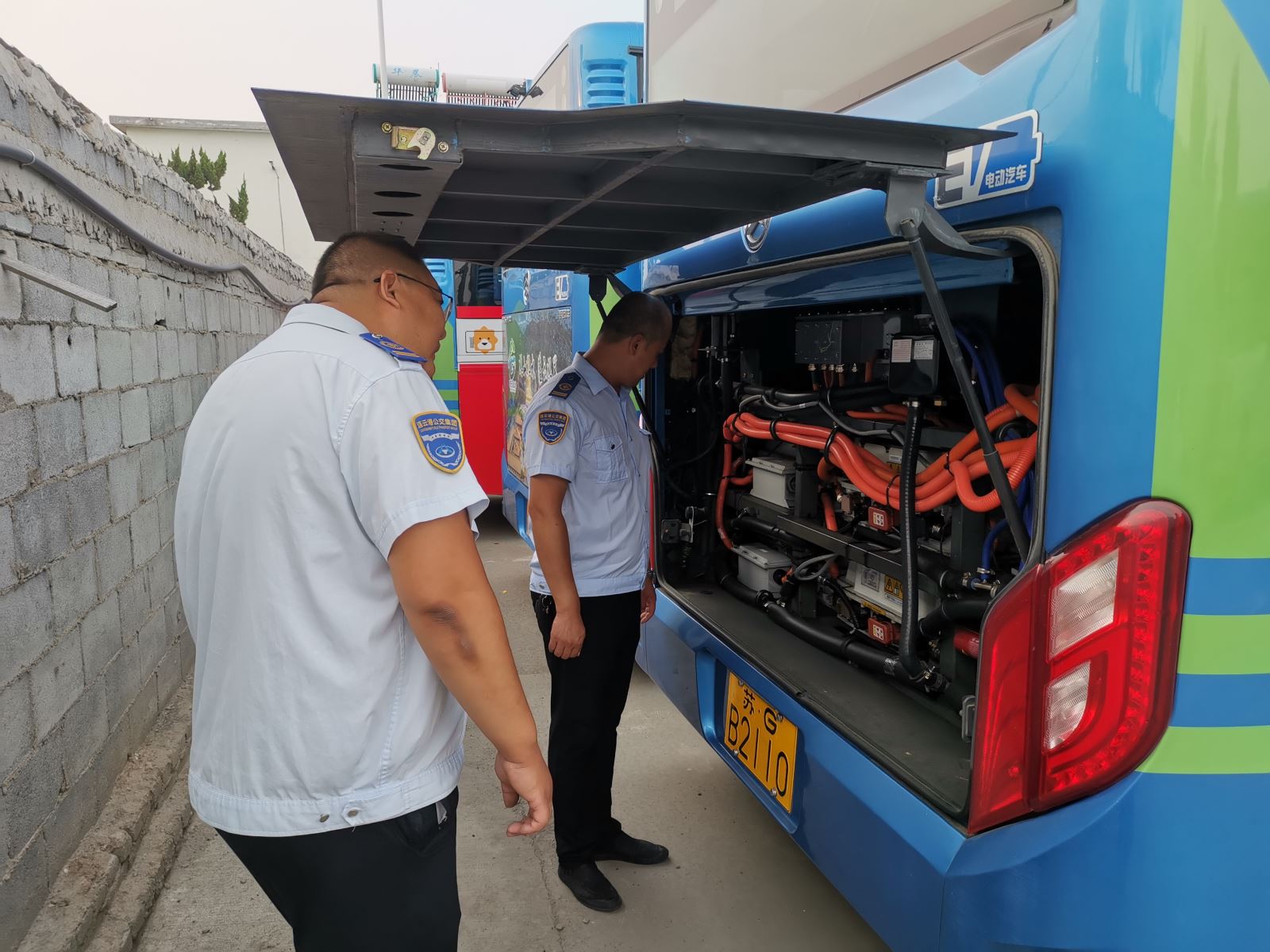 公交集團(tuán)公交事業(yè)一部開(kāi)展雙節(jié)前機(jī)務(wù)專項(xiàng)檢查工作