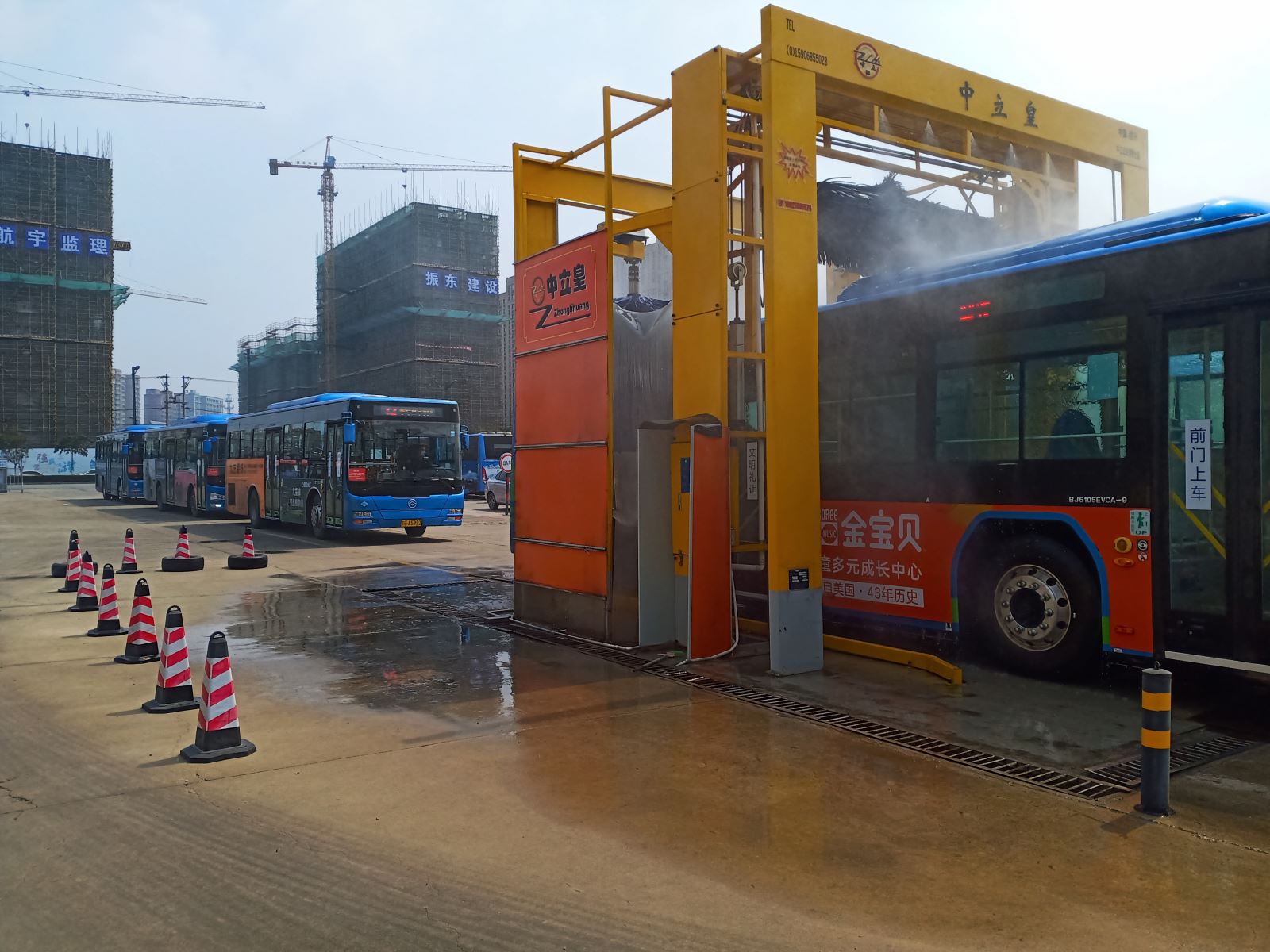 公交集團公交事業(yè)一部做好雨停車凈 營造整潔車廂環(huán)境