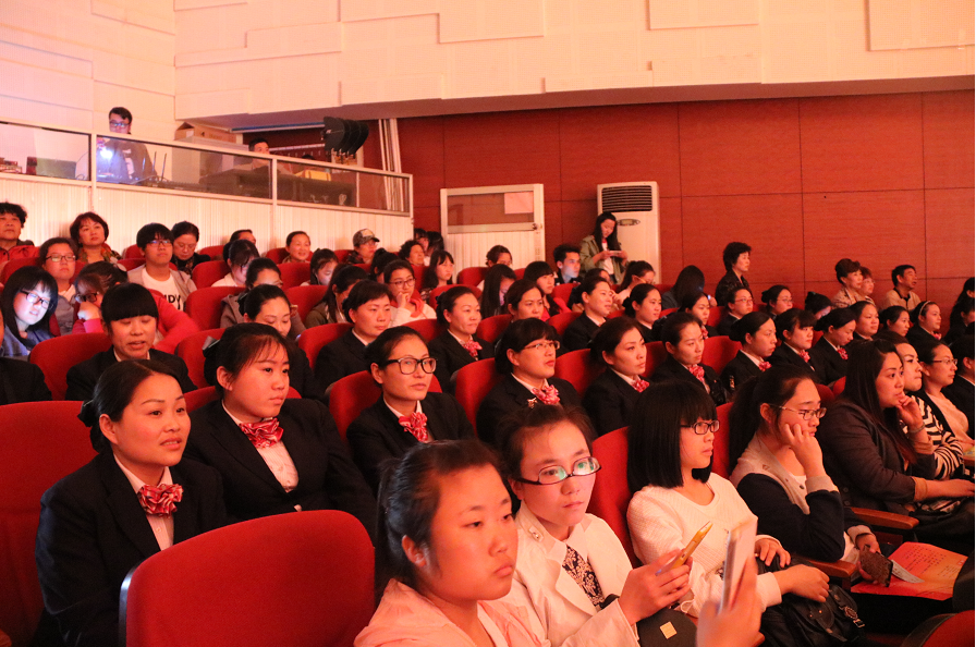 公交BRT站務(wù)員參加2016“文明風(fēng)尚大家唱、核心價值觀‘六進(jìn)’”系列文化活動啟動儀式