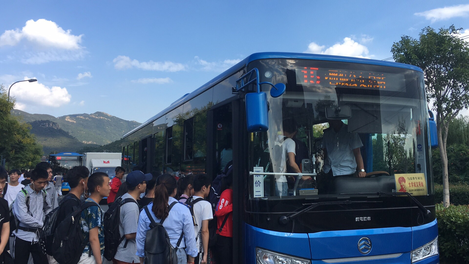 節(jié)日堅守崗位 公交集團為市民出行提供保障