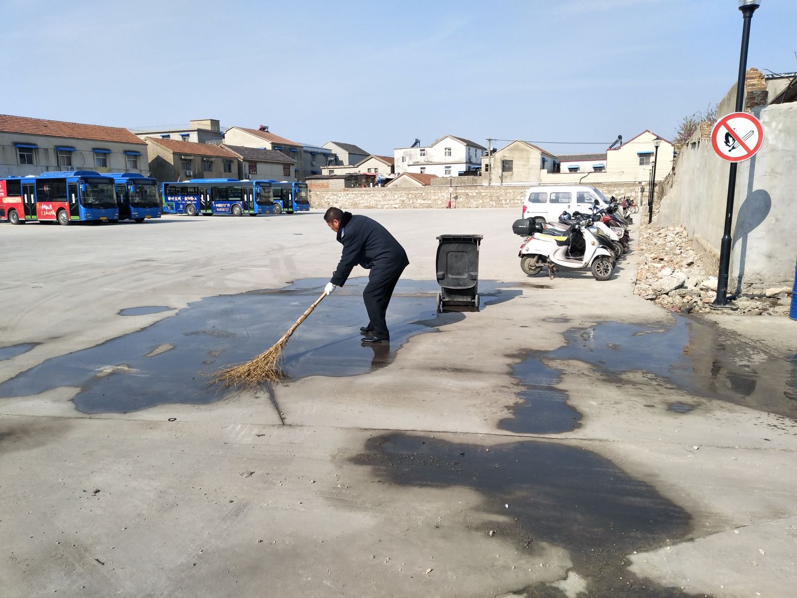公交集團公交事業(yè)一部積極開展創(chuàng)建衛(wèi)生城市活動