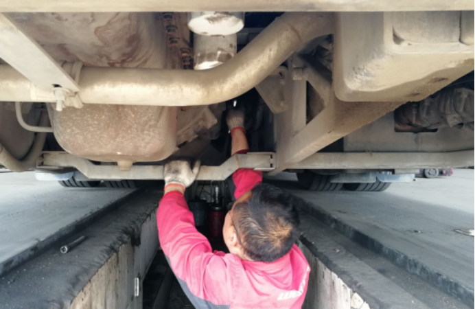 公交集團(tuán)快速公司開(kāi)展車輛集中換油保養(yǎng)工作