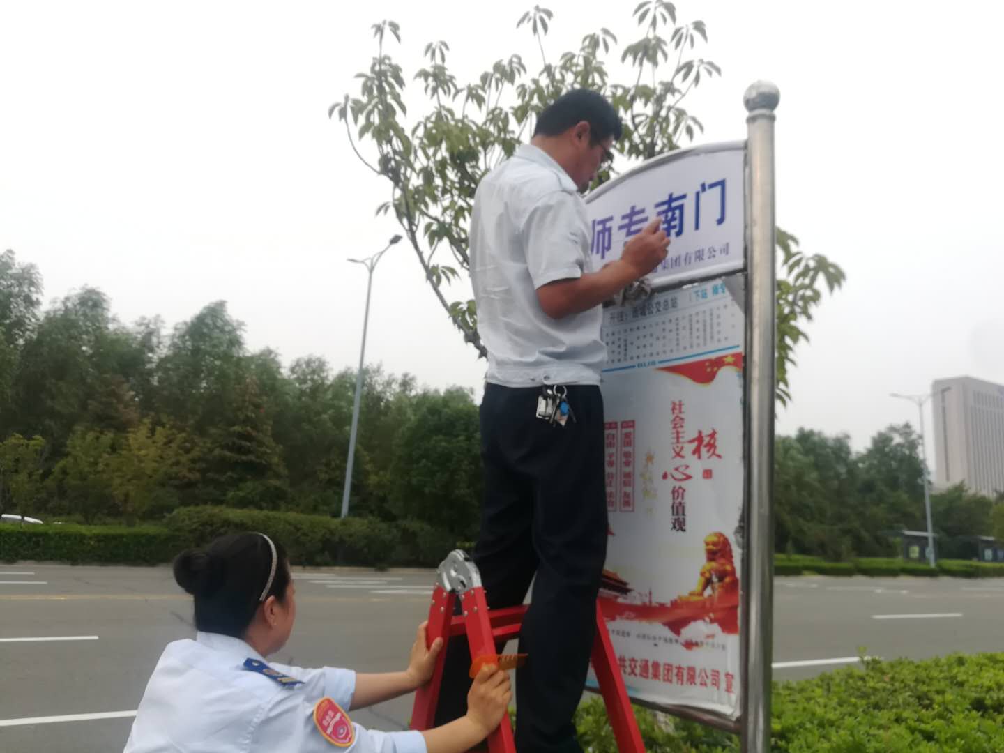 公交集團(tuán)公交事業(yè)一部對線路站牌排查整改  確保創(chuàng)文驗收順利完成