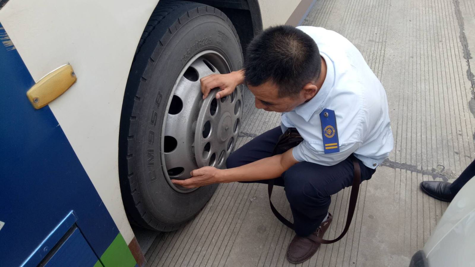 公交集團(tuán)海通公交公司開展車輛輪胎專項檢查