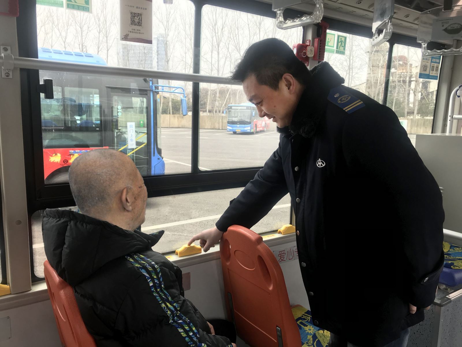 公交集團公交事業(yè)一部金點子方案“設(shè)置敬老愛心按鈴”落地生根見成效