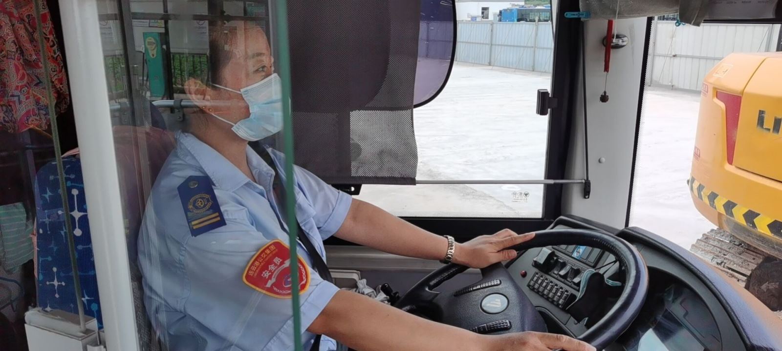 公交集團(tuán)公交事業(yè)一部18路駕駛員陳嘉敏拾金不昧受表揚(yáng)