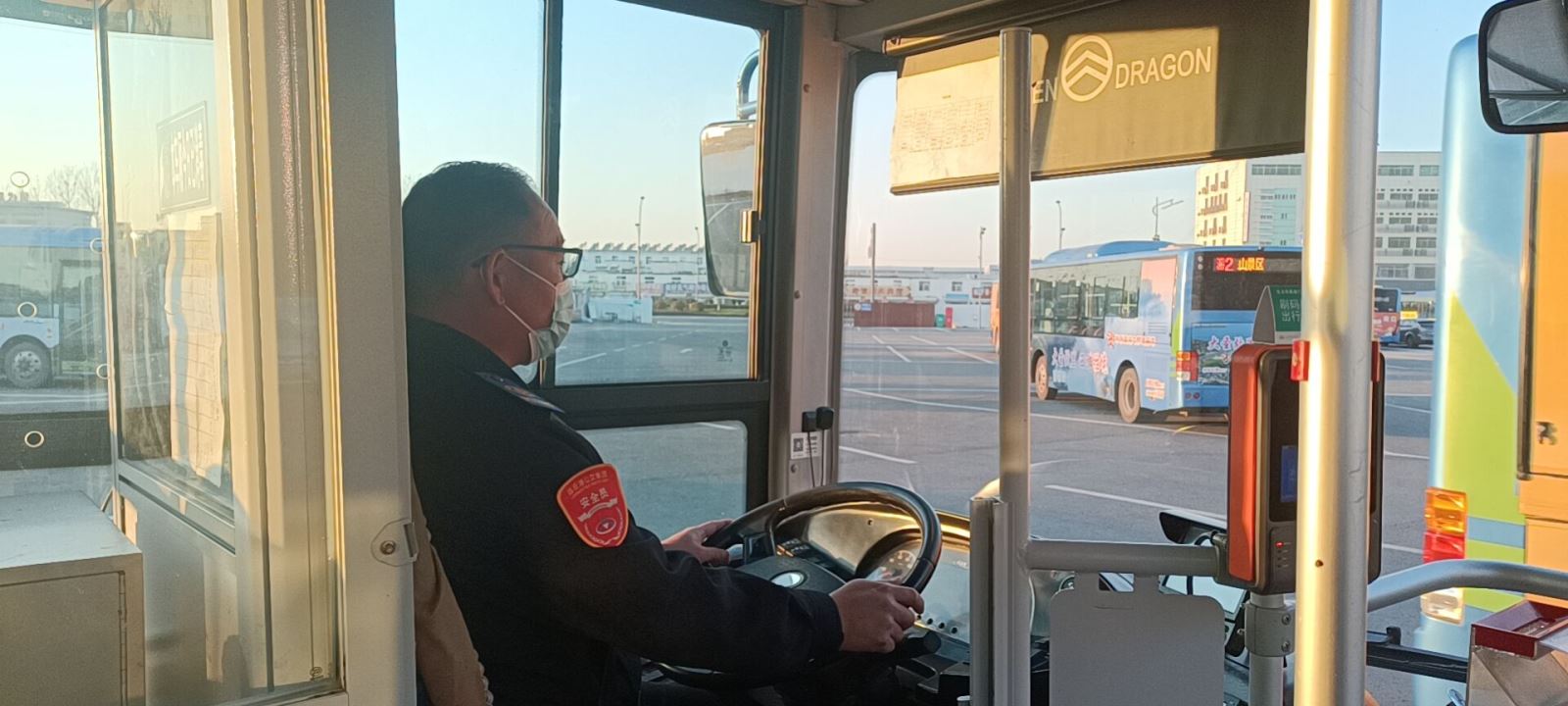 公交集團(tuán)公交事業(yè)一部8路駕駛員拾金不昧受表揚(yáng)