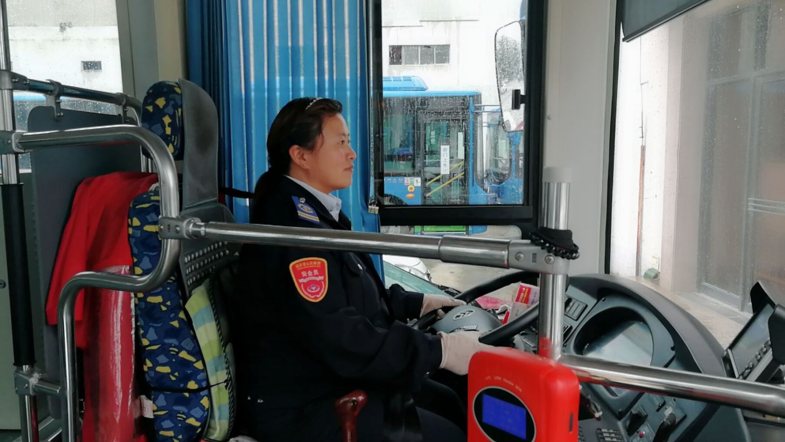 公交集團(tuán)海通公交公司駕駛員顧金環(huán)堅(jiān)守崗位為乘客提供便利
