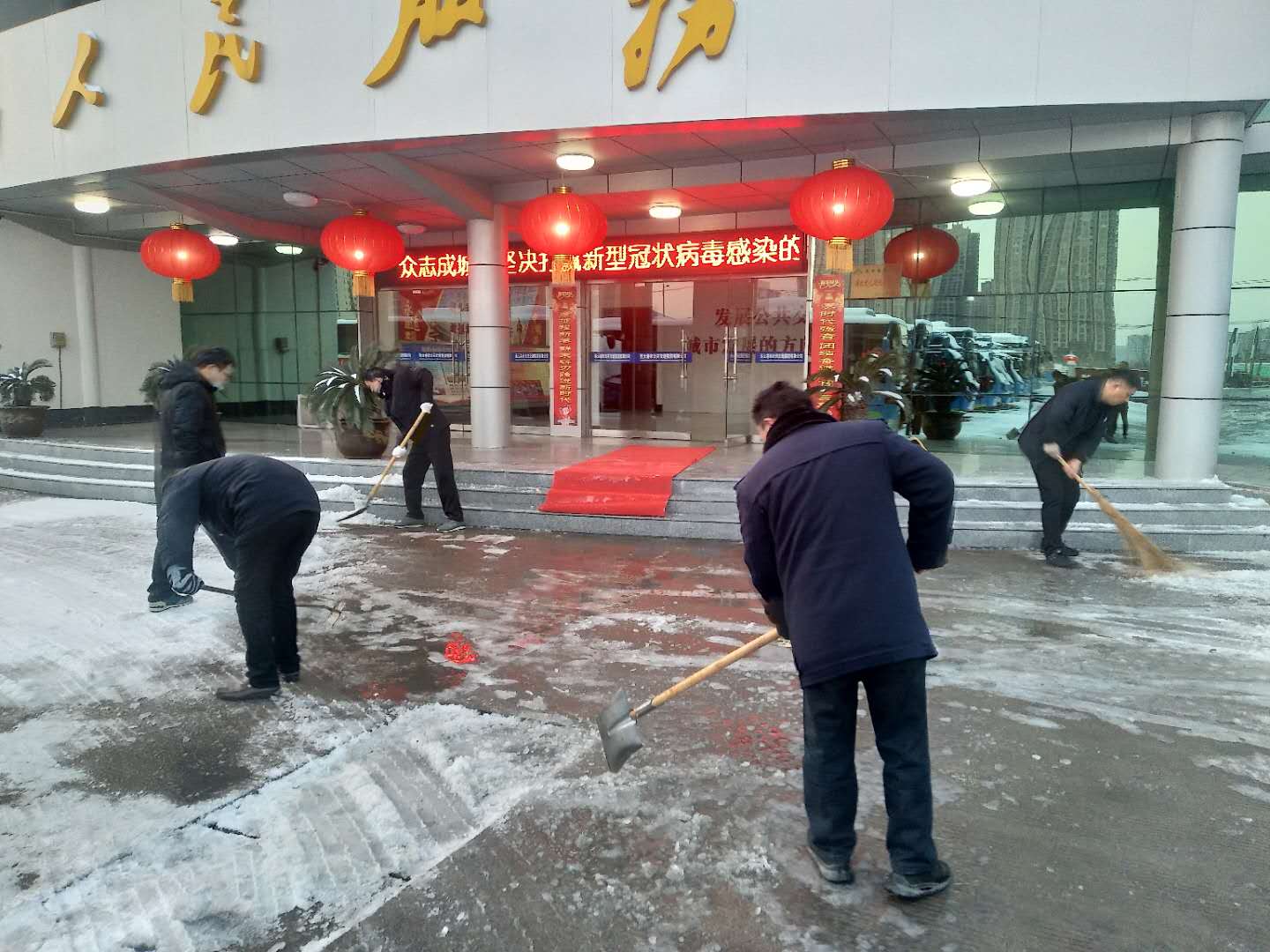 風(fēng)雪中堅守在抗“疫”一線