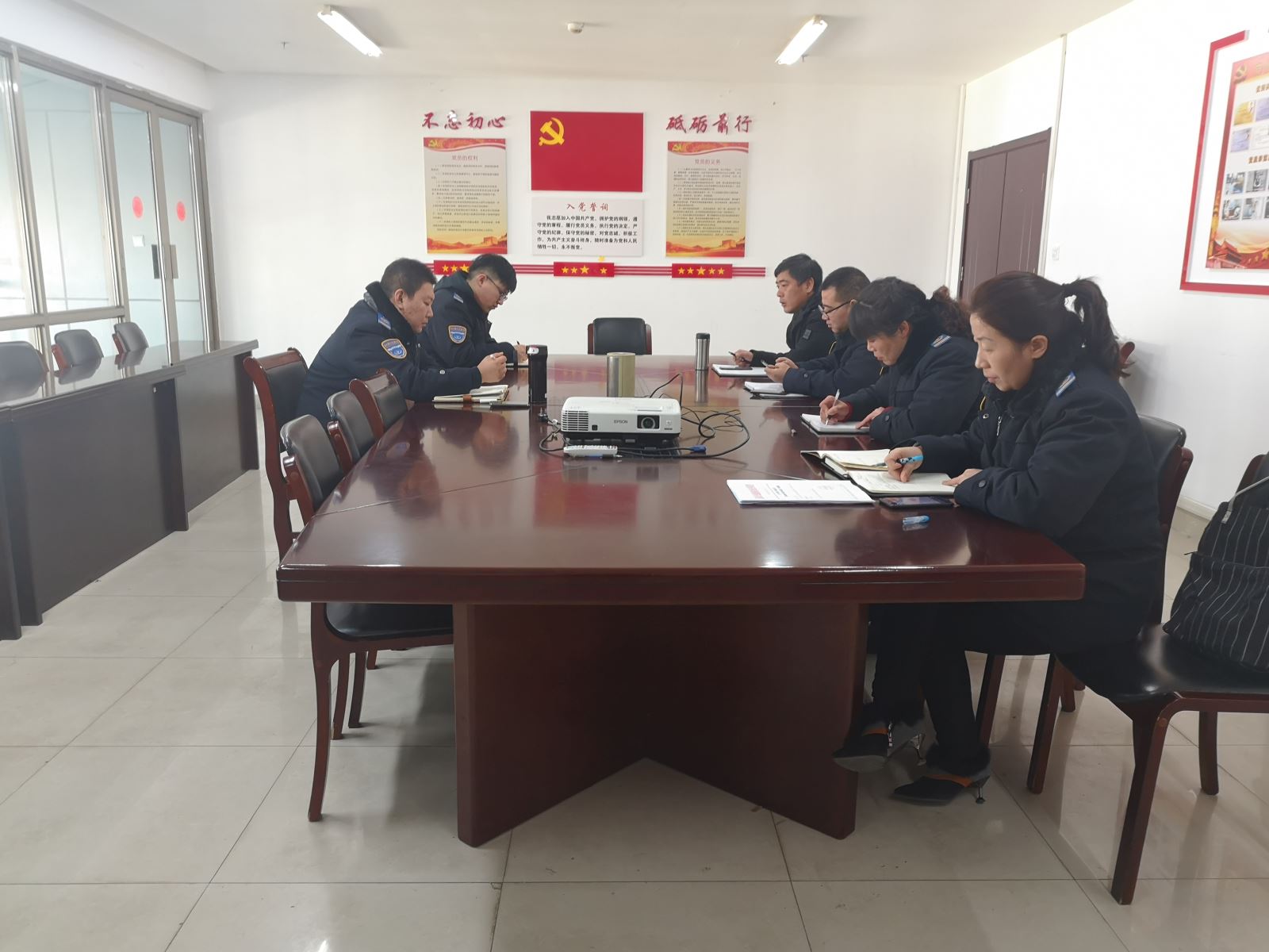 公交集團(tuán)快速公交事業(yè)部召開開通B12區(qū)間線專項(xiàng)會議