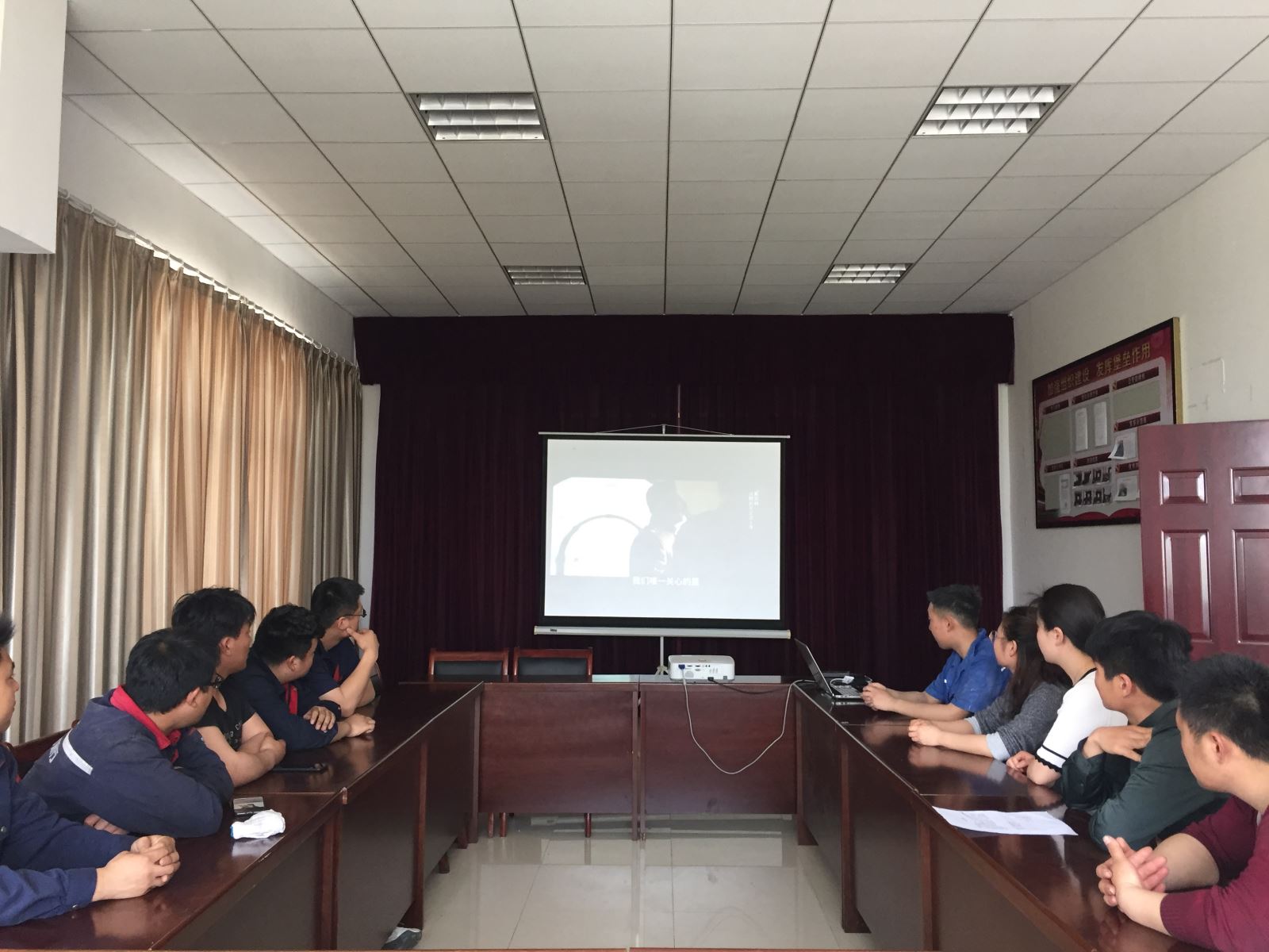 公交集團(tuán)機(jī)務(wù)技術(shù)事業(yè)部開(kāi)展“迎五四青年節(jié)”觀看紅色電影活動(dòng)