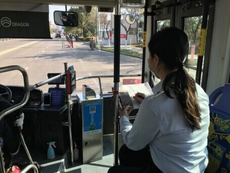 公交集團公交事業(yè)一部組織人員進車廂開展客流調(diào)研活動