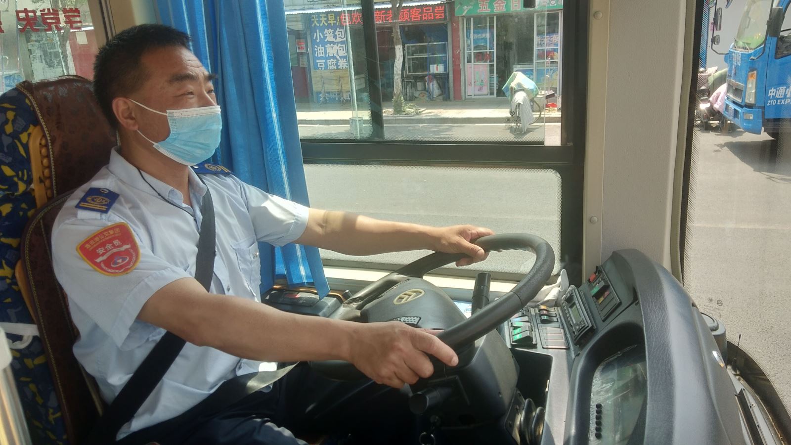 公交集團公交事業(yè)一部20路駕駛員盧亞拾金不昧暖人心