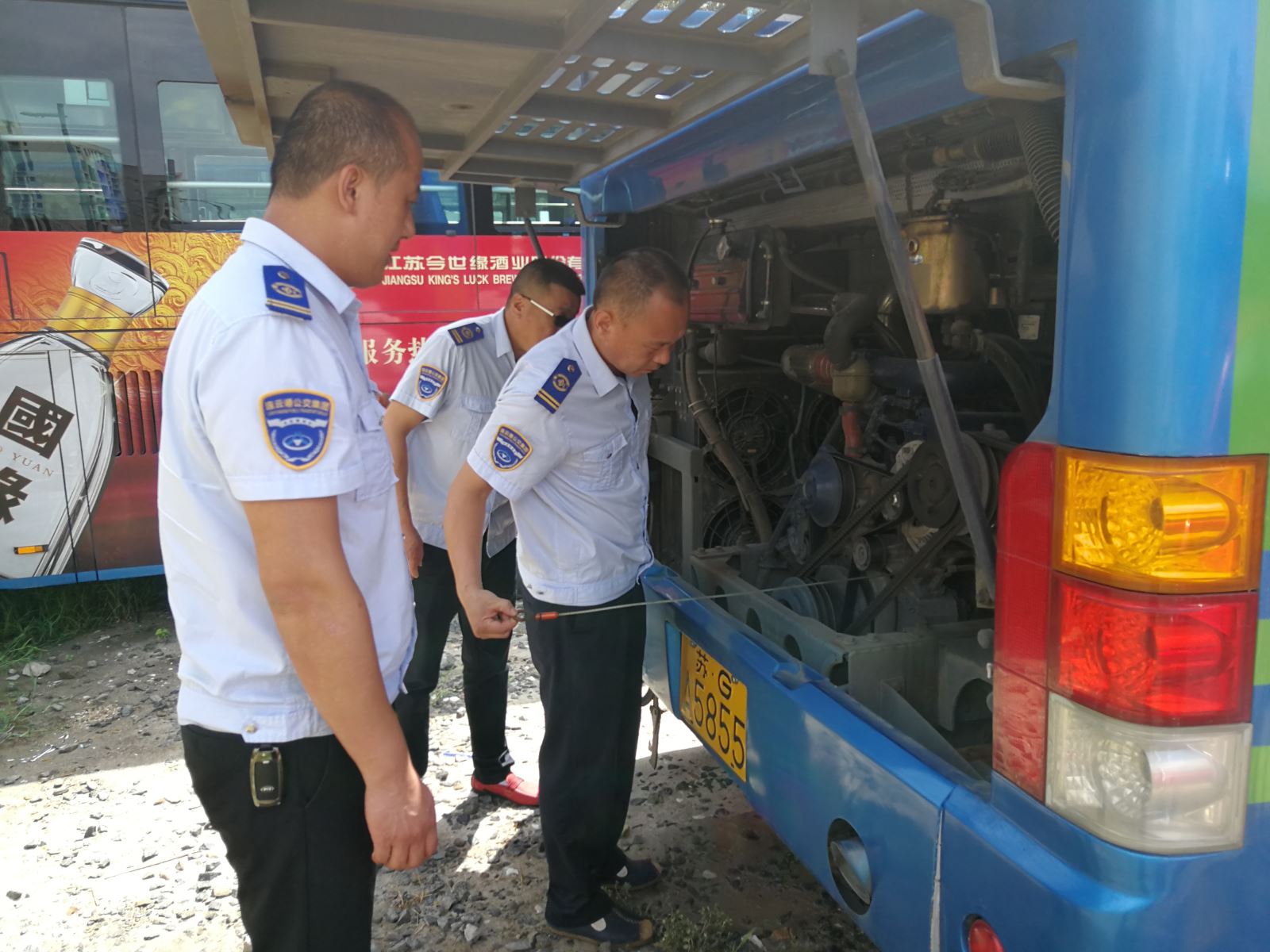 公交集團(tuán)海通公交公司開展車輛輪胎專項檢查