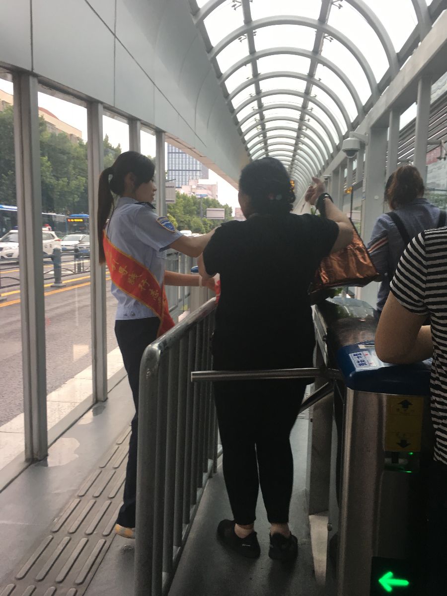 公交佳連公司深入一線踐行志愿服務(wù)