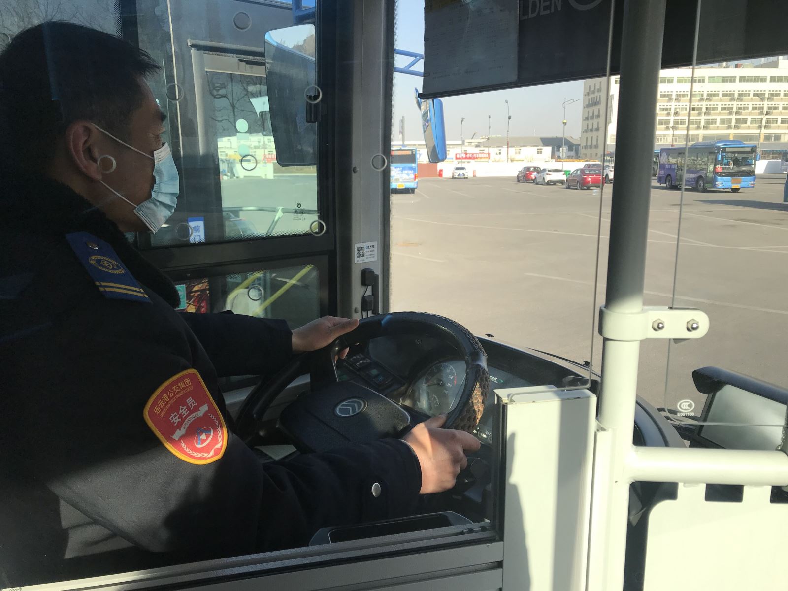 公交集團公交事業(yè)一部8路駕駛員金立和 拾金不昧受贊揚