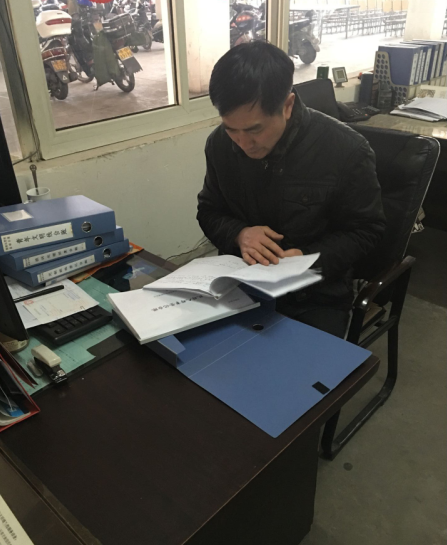 公交新浦公司對車隊(duì)基礎(chǔ)臺賬進(jìn)行檢查