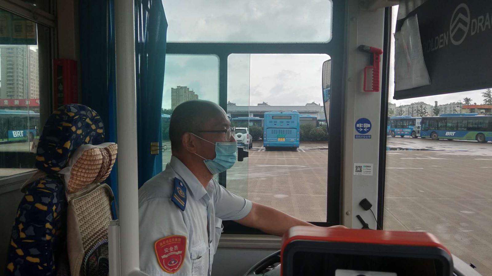 公交集團(tuán)公交事業(yè)一部22路駕駛員李忠華拾金不昧受贊揚(yáng)