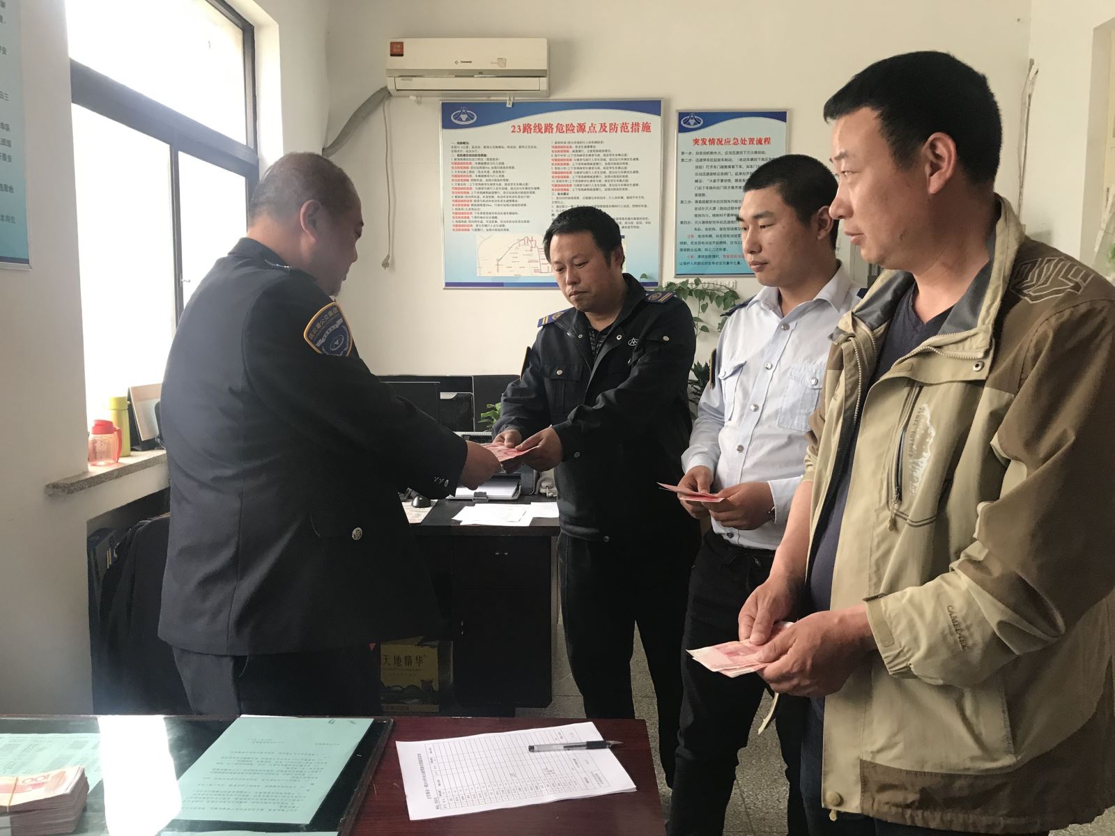 公交集團(tuán)公交事業(yè)一部為駕駛員發(fā)放安全獎(jiǎng)勵(lì)金