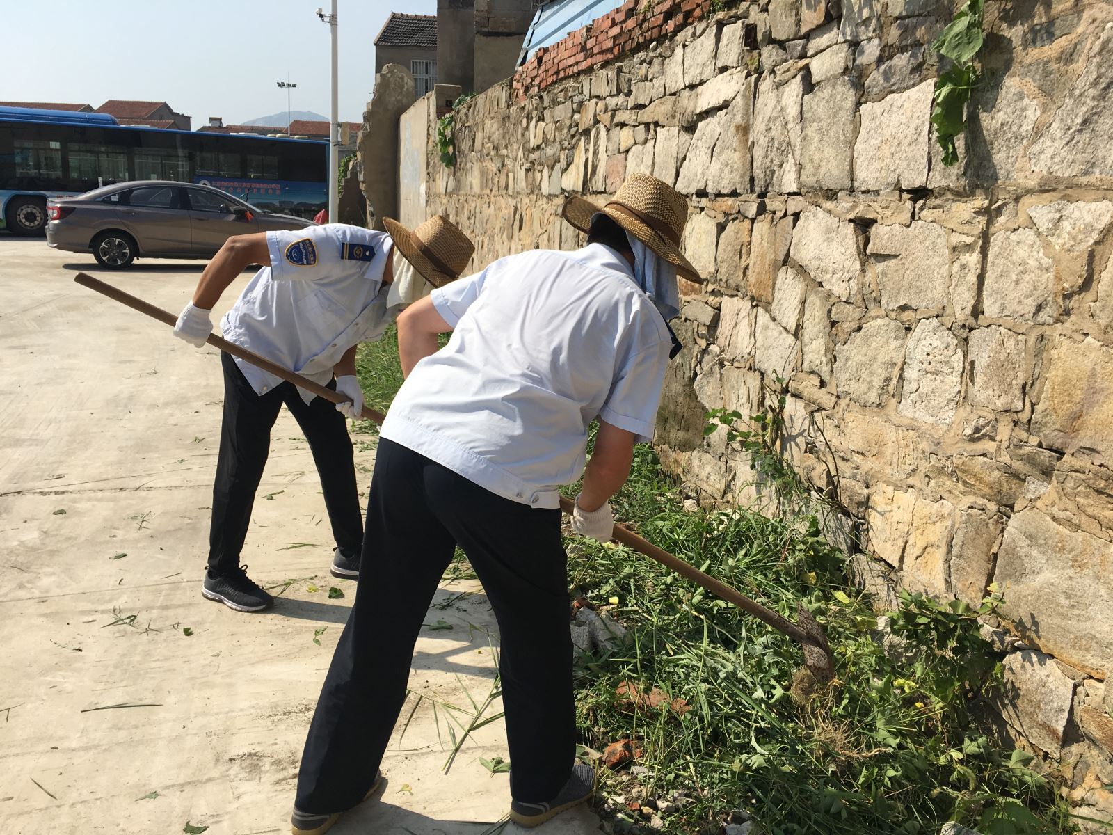 公交集團(tuán)公交事業(yè)一部打掃站場(chǎng)衛(wèi)生 助力創(chuàng)文工作