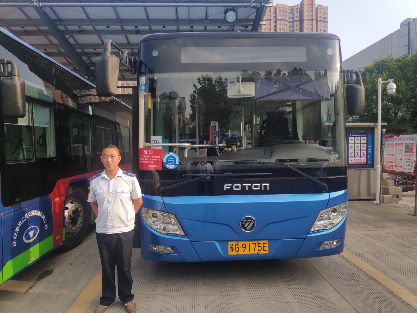 公交集團(tuán)公交事業(yè)一部60路駕駛員 顧軍拾金不昧受贊揚(yáng)